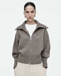 Women’s casual polo-collar fitted cardigan with zip front and long sleeves—sleek layer for autumn offices, weekend cafés or travel-day chic.