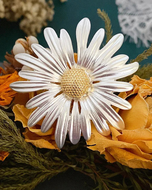 Retro Woodland-Style Daisy Brooch
