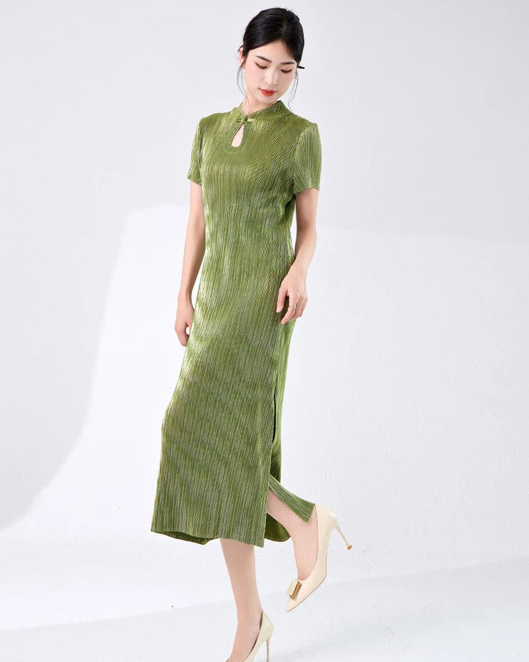 Elegant Figure-Flattering Pleated Midi Dress